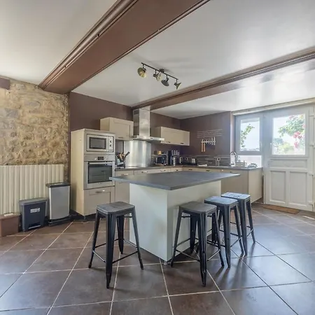 Parking & Large Garden *