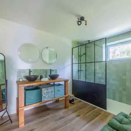 Parking & Large Garden *