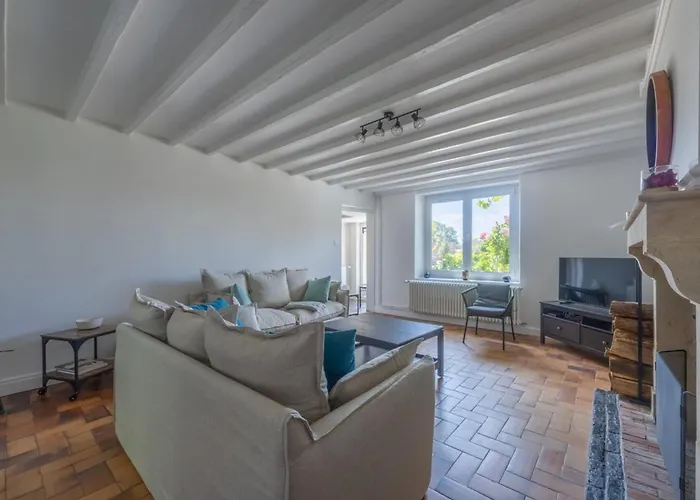 Private Parking & Large Garden